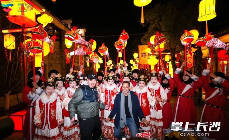 外国友人被唐风文化所吸引。 外国友人被唐风文化所吸引。