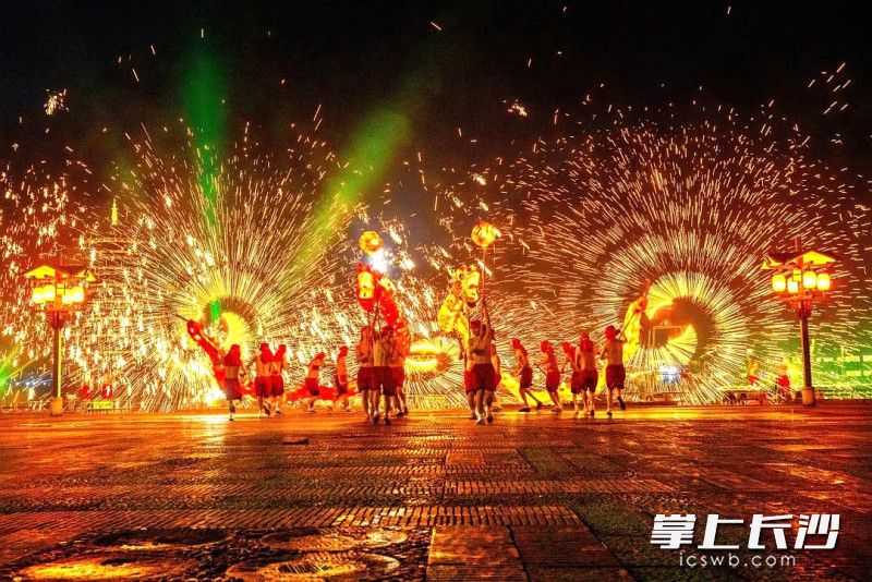 非遗打铁花场面壮观。 非遗打铁花场面壮观。