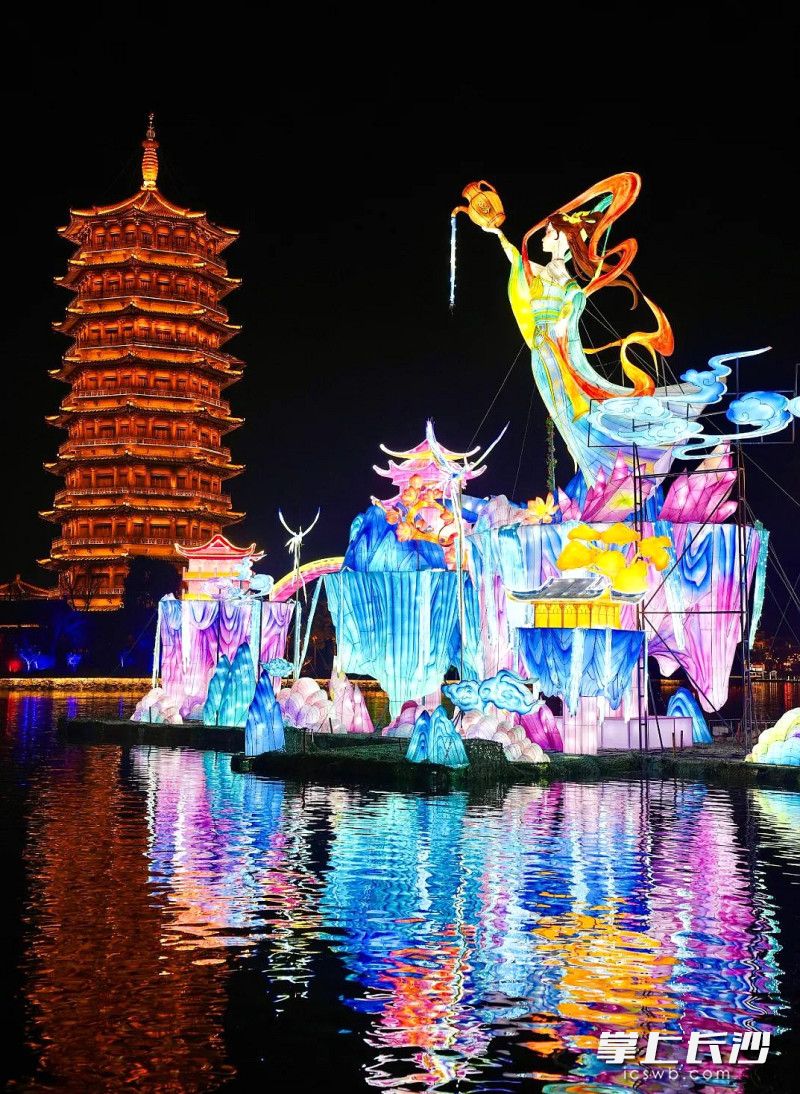 非遗花灯照亮盛世年景。 非遗花灯照亮盛世年景。