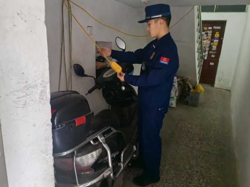 开福区消防宣传员在开展电动自行车消防安全隐患排查。 长沙晚报通讯员 谢海鹏 摄