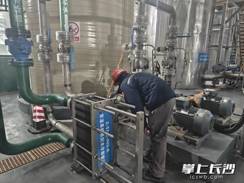永杉锂业去年实现产销规模翻倍，今年春节假期依然满负荷生产。图为春节假期工人在值守。受访者供图