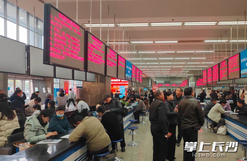 市人社部门点对点组织宁乡市贺石桥村、东湖塘村80余名有就业意愿的村民参加本次招聘会。