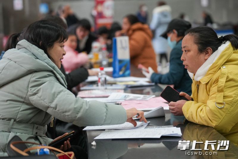 求职者在咨询。