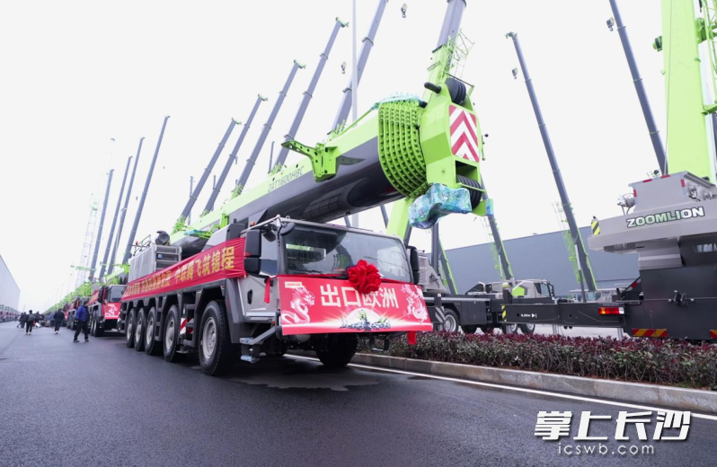 中联重科工程起重机械发车现场。 均为长沙晚报通讯员李家宇供图