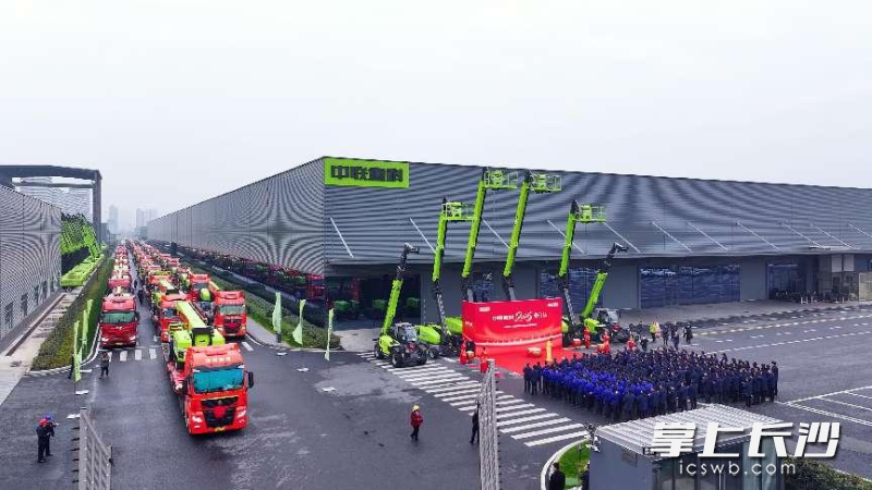 中联重科高空作业机械发车现场。