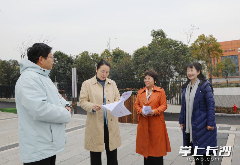刘汇（左二）与民营企业家沟通交流。