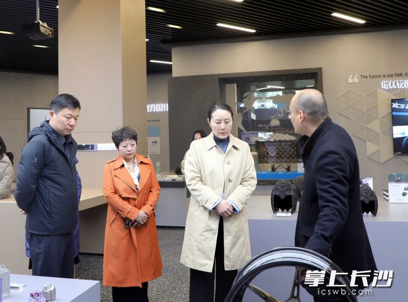 刘汇（右二）带队走访慰问民营企业。 均为长沙晚报通讯员涂书摄