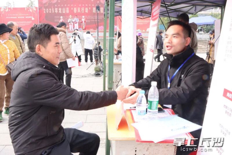 1500余个岗位吸引了不少求职者前来咨询。 均为长沙晚报通讯员胡谦供图