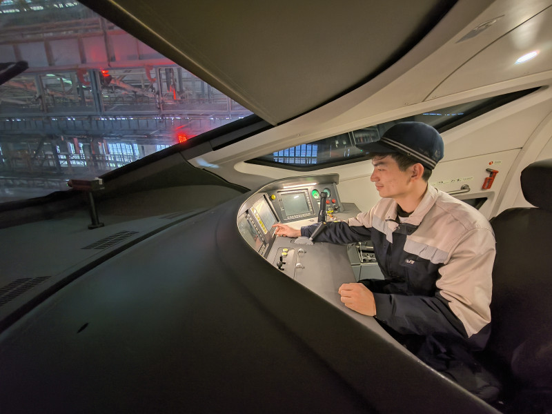 张扬在动车组列车驾驶室作业。 均为长沙晚报通讯员 谢敏 供图