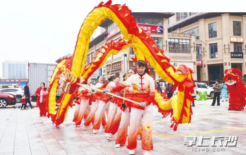 “龙狮闹新春 花鼓龙灯进小区”活动在玉潭街道盛翠豪庭商业街广场举行。 均为长沙晚报通讯员段华良摄 “龙狮闹新春 花鼓龙灯进小区”活动在玉潭街道盛翠豪庭商业街广场举行。 均为长沙晚报通讯员段华良摄