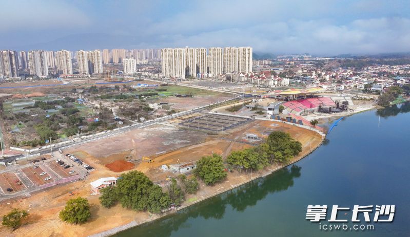 浏阳河城区段文旅项目子项目——游客接待经营中心（停车场）综合项目正在建设中。 长沙晚报通讯员 彭红霞 摄