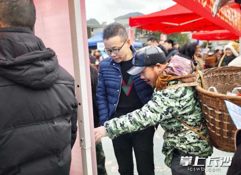 借着“春风行动”的契机，雨花区企业的岗位直接“摆到”了石牌镇的集市“地摊”上。