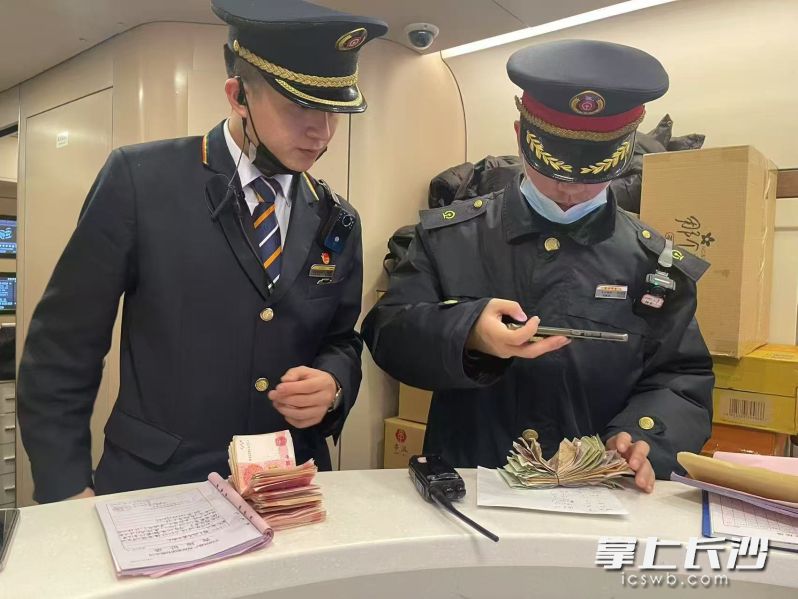 刘童鑫和秦东来清点乘客遗失的财物。   长沙晚报通讯员 邓宇翔 供图
