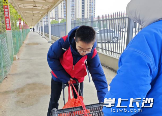 一名志愿者给旅客搬运行李。 均为长沙晚报通讯员黄盈供图