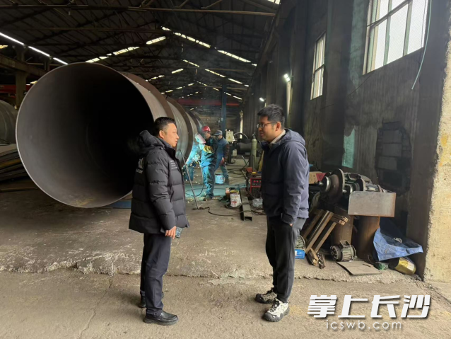 天心区应急管理局工贸科深入重点企业，对企业复工复产工作进行指导。长沙晚报通讯员 陶浩东供图