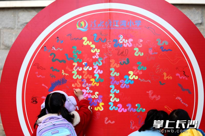 同学们在“画蛇添福”。