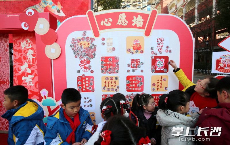 同学们将新年心愿帖上心愿墙。