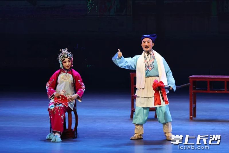 花鼓小戏《磨豆腐》又名《张古董磨豆腐》，讲述的是张古董夫妇夫妻恩爱，勤劳治家，清早起来磨豆腐的生活情景。