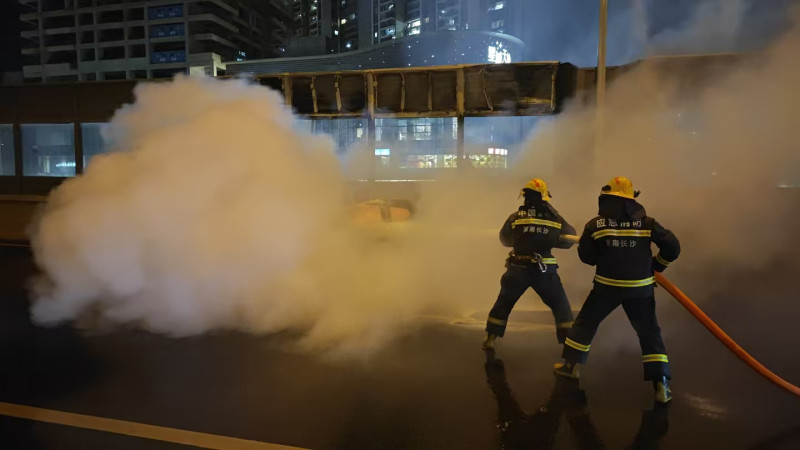 消防员正在扑救着火车辆。 均为长沙晚报通讯员 杨慧 供图