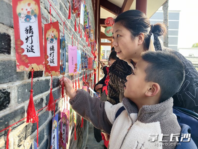 长沙近现代文物保护管理中心在新民学会旧址举办猜灯谜、品汤圆、舞龙体验等庆元宵活动。 均为长沙晚报通讯员杨明霞、詹楚瑶、刘晴贤摄 长沙近现代文物保护管理中心在新民学会旧址举办猜灯谜、品汤圆、舞龙体验等庆元宵活动。 均为长沙晚报通讯员杨明霞、詹楚瑶、刘晴贤摄