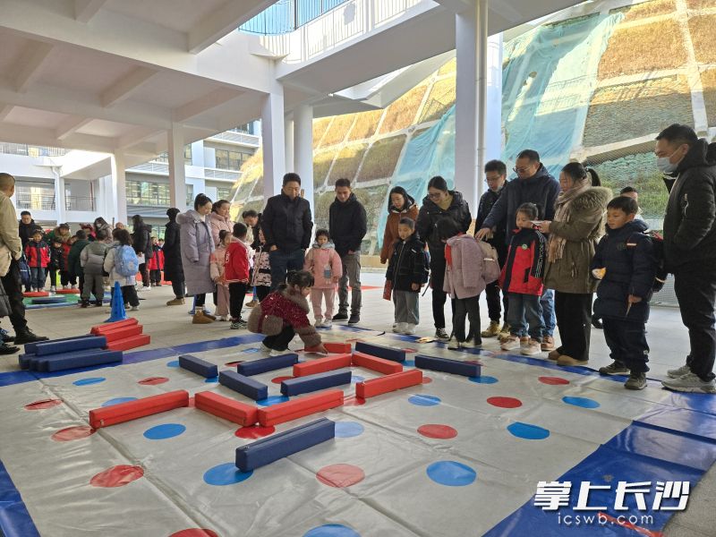同学们开心体验各种思维活动项目。