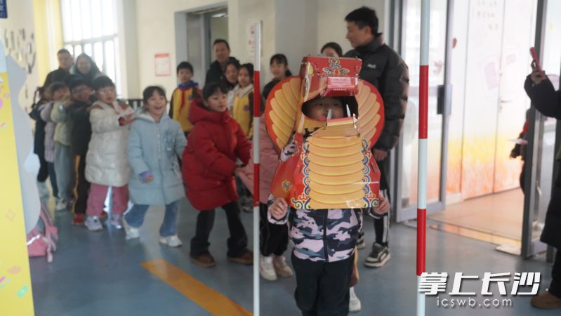 同学们开心地玩起“巧蛇穿梭”游戏。