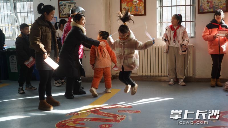 “灵蛇跃绳”活动趣味十足。