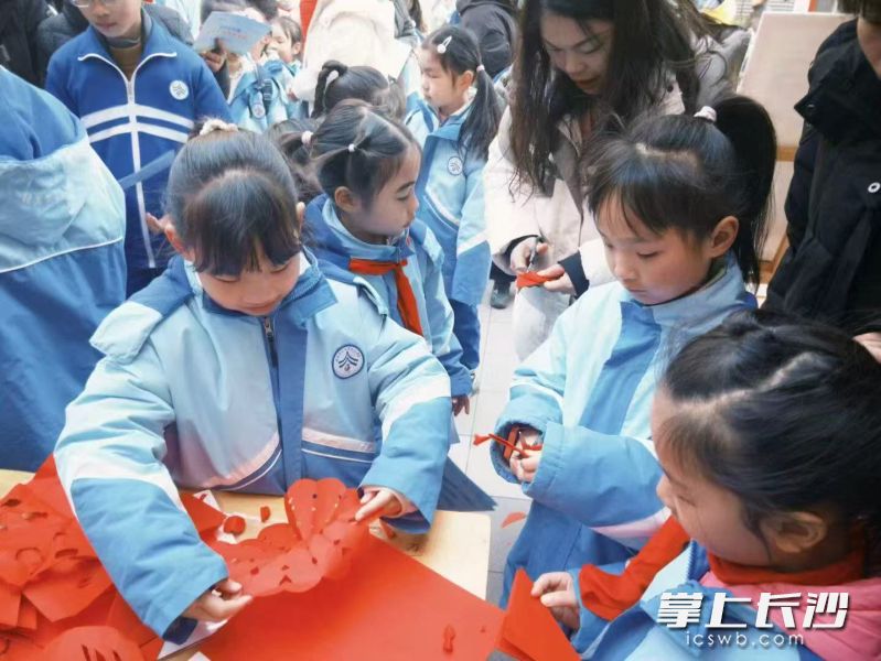 同学们正在体验剪纸。 均为长沙晚报通讯员张海波、赵菁供图