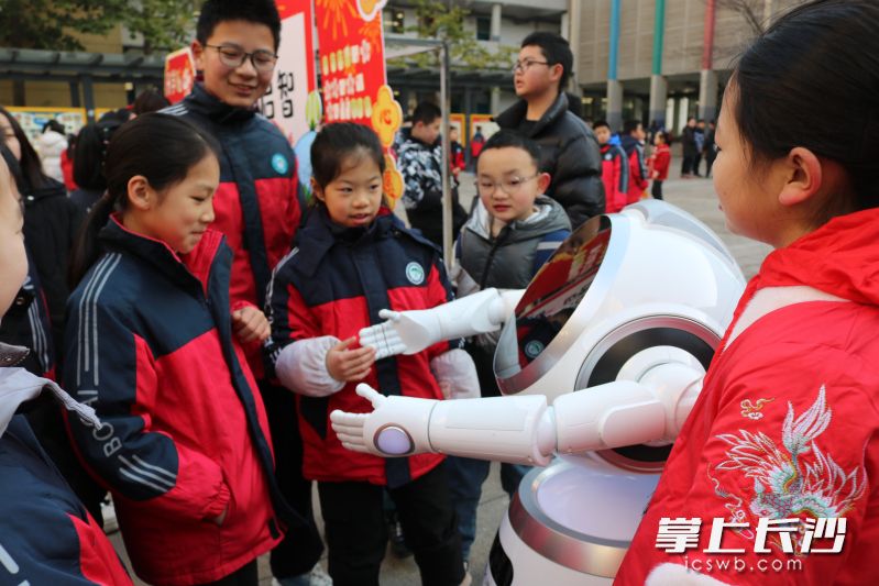 博才卓越小学的同学们与AI机器人对话。 均为长沙晚报通讯员柳静静供图