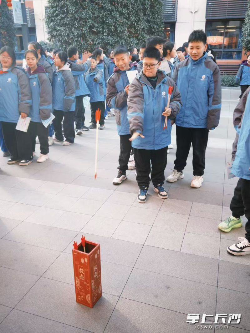 同学们在玩投壶游戏。