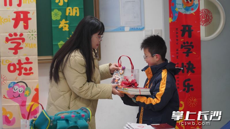 新学期来了，老师给孩子们发新书并赠送一份特别的礼物。