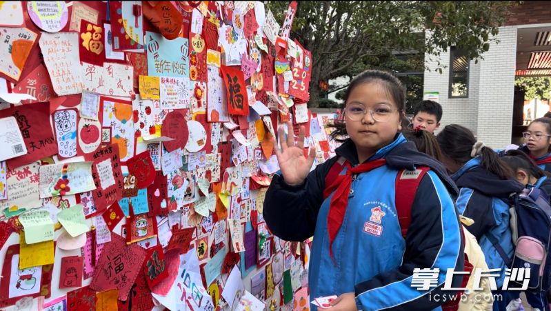 “雷小锋”们将新学期心愿写在祝福卡上，贴上“祝福墙”。