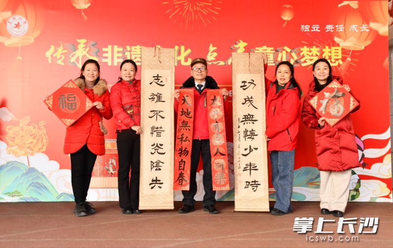 为孩子们送上新年祝福。