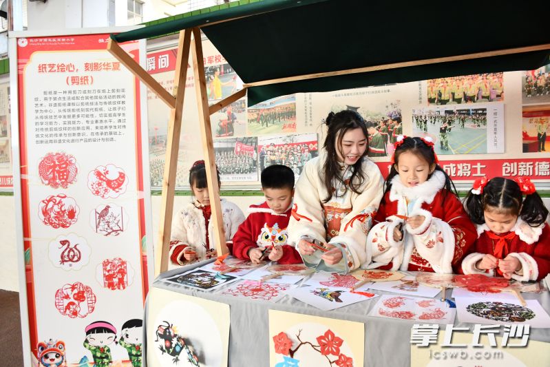 剪纸、面塑等非遗项目体验区很是热闹。