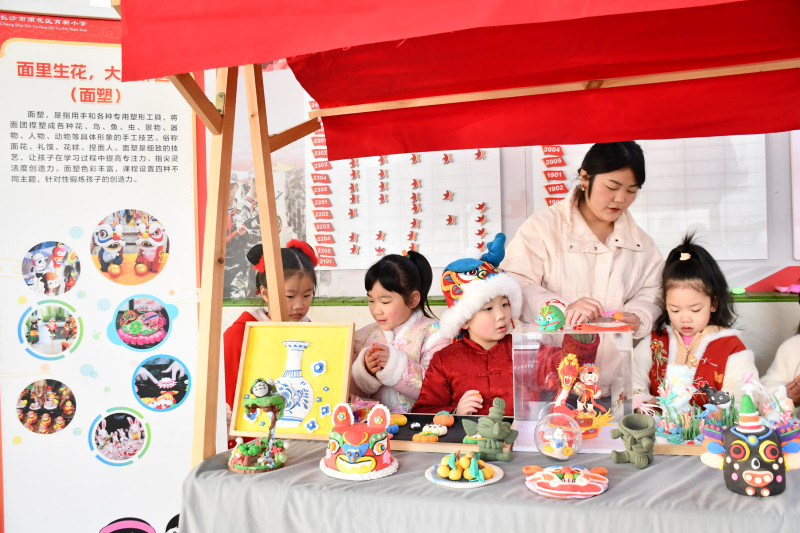 此次以“非遗传承”为主题的PBL项目式学习，将持续一个月时间，涵盖全年级、全学科。