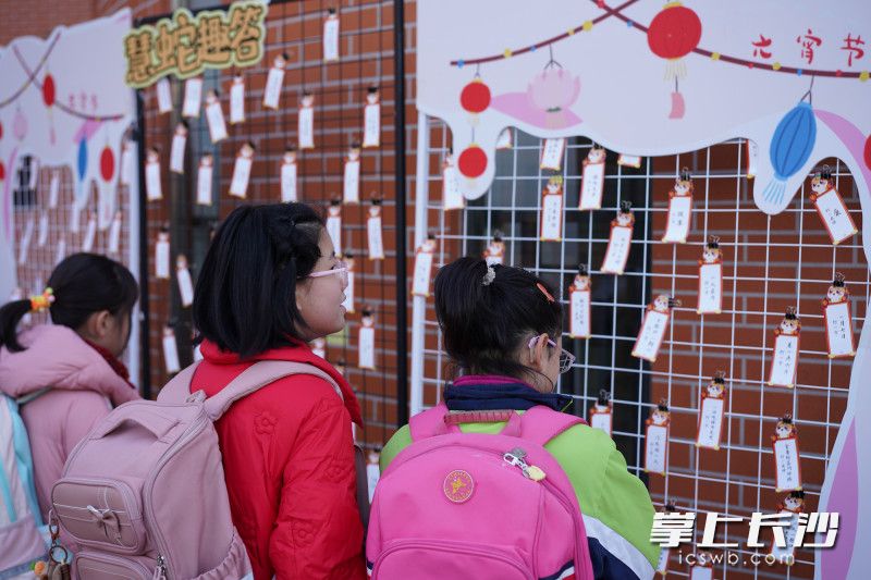 趣味猜谜活动人气也很旺。