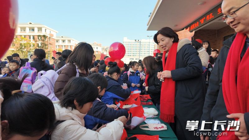 “百米纳福”活动现场，同学们纷纷将“百米”和“福”字一起带回家。均为长沙晚报全媒体记者林暘摄