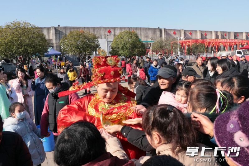陶公庙会现场，财神派送新春福气，吸引众多游客。 均为长沙晚报通讯员赵佳慧摄