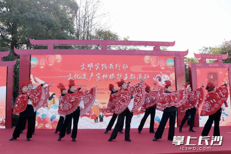 非遗剪纸模特秀表演。