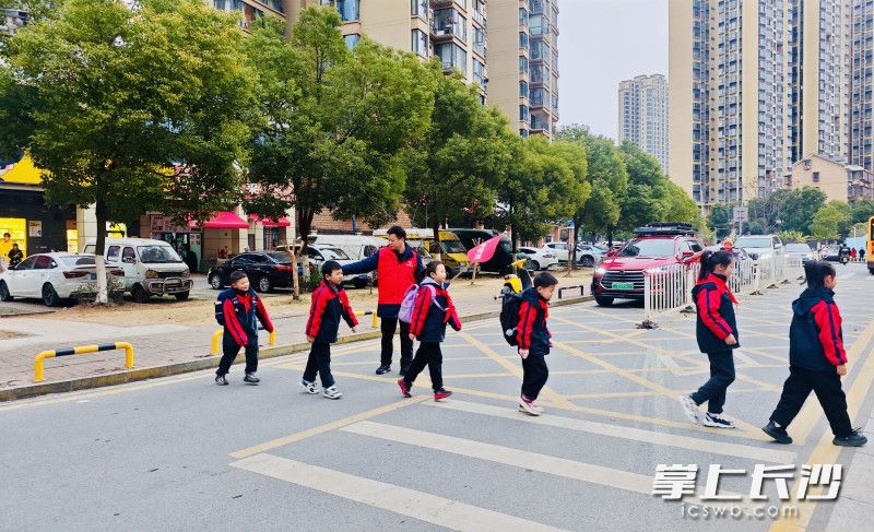 每天一到上学、放学时间，在雨花区各个学校路口，总能看到一抹抹“志愿红”。
