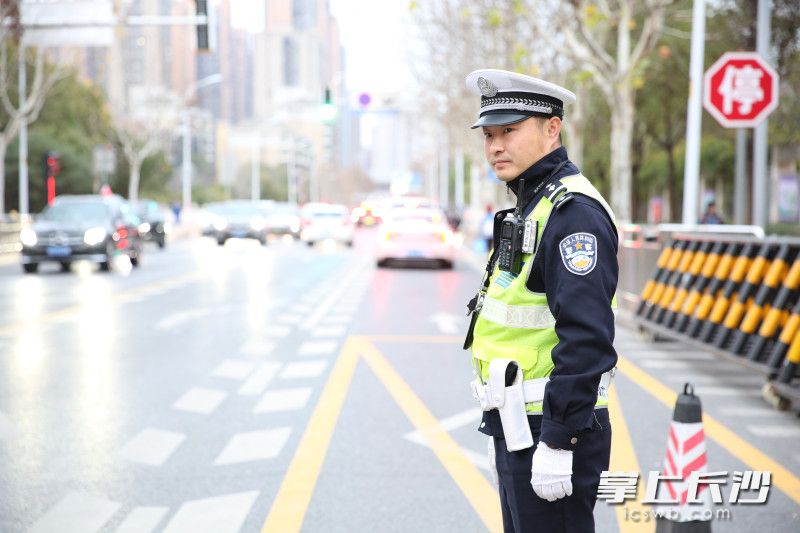 雨花区公安分局、雨花区交警大队制定勤务计划，安排执勤警力值守校园门口及周边易发生交通拥堵的路段、节点。