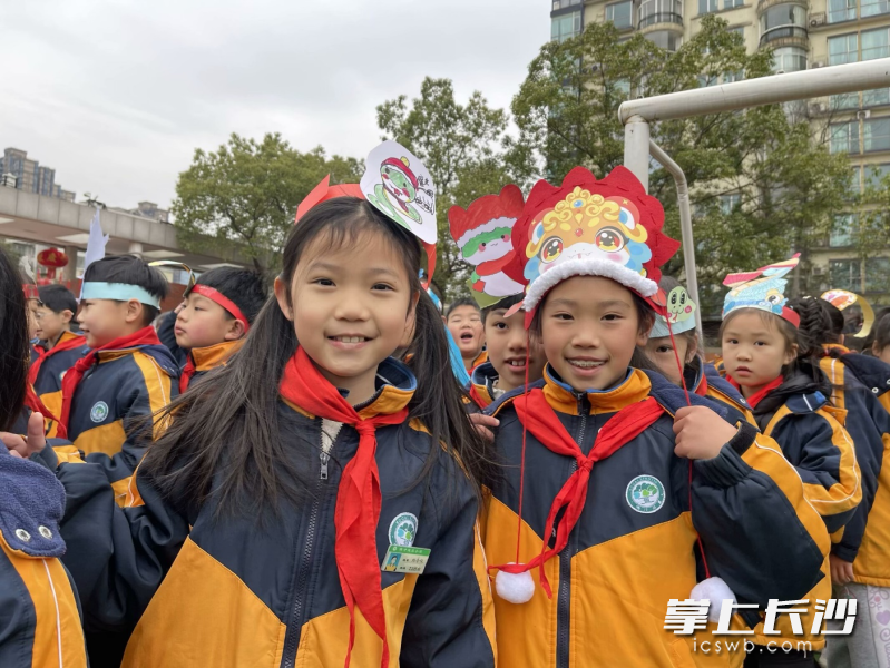 同学们戴着各种自制头饰参加开学典礼。 均为长沙晚报通讯员肖磊供图