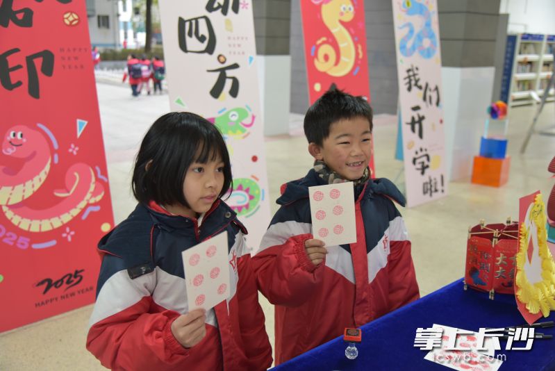 同学们亲手制作拓印作品,深刻感受到了传统文化的魅力。均为长沙晚报通讯员郭昌东供图 同学们亲手制作拓印作品,深刻感受到了传统文化的魅力。均为长沙晚报通讯员郭昌东供图