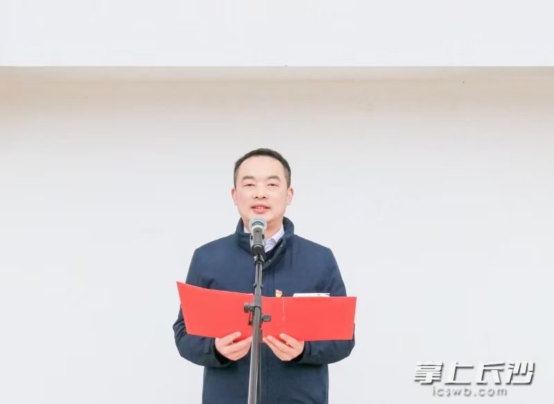 王毅希望全校师生以蛇行千里的劲头，向上求索、向深扎根、向善而行，共同书写教育发展新篇章。长沙晚报通讯员 张应德 供图