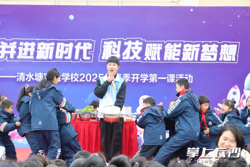 10多个人竟然拉不开两个合拢在一起的铝盆，好神奇！