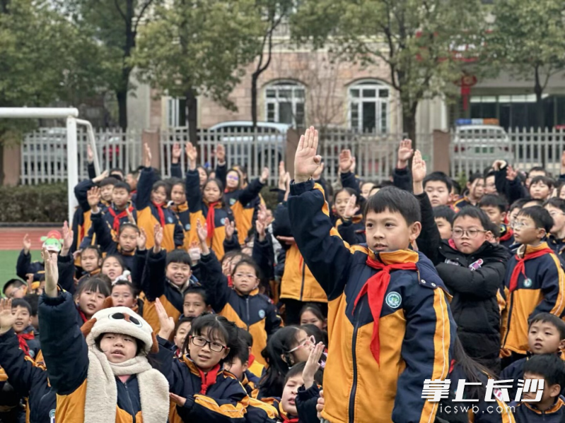 同学们纷纷举手抢答问题。