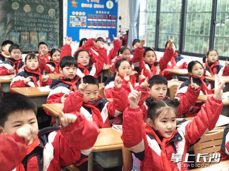 同学们在练习有趣的蛇形手势舞。 同学们在练习有趣的蛇形手势舞。