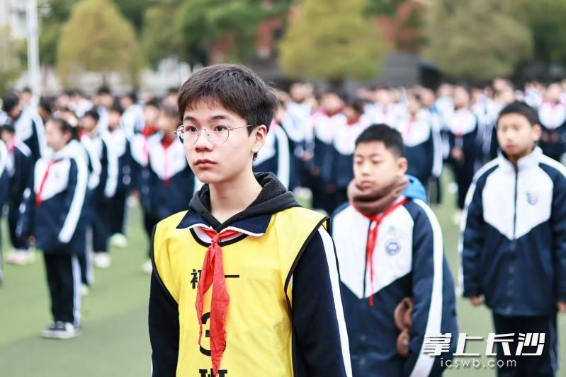 开学第一课，汲取榜样力量，点亮青春梦想。长沙晚报通讯员 邓梓涵 摄