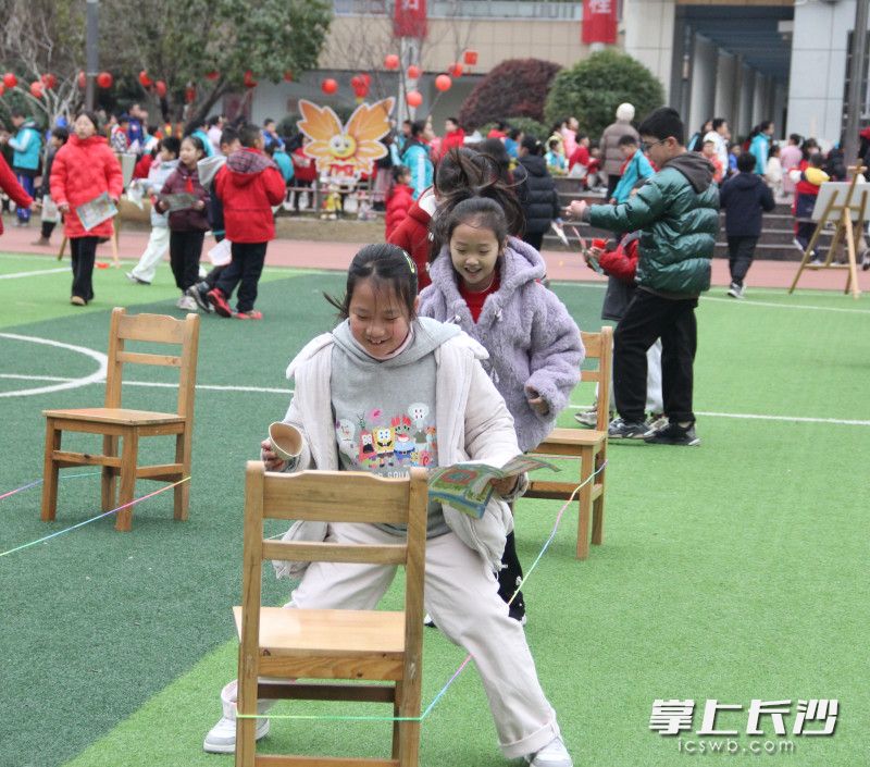 学生们开心地参与体验传统体育项目。 长沙晚报通讯员 郑薇 赵娟 摄