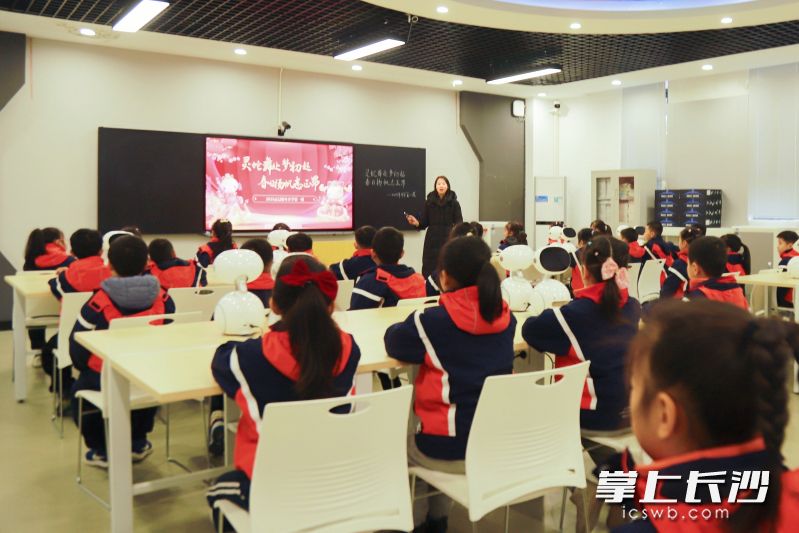 今日学科开学第一课，以“学科遇上非遗”为主题，老师们将非遗与学科教育深度融合。